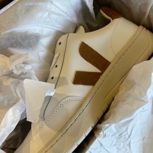 New in box size 10 Veja